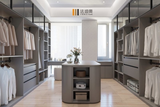 현대 실용적인 Meridian Gray Custom Walk In Closet With Floating Vanity 현대 실용적인 Meridian Gray Custom Walk In Closet With Floating Vanity